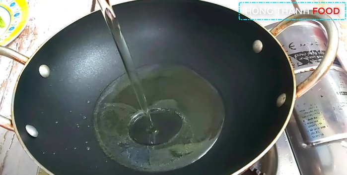 Làm mỡ hành: Phi thơm hành với dầu ăn.