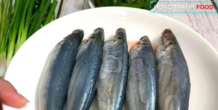 Làm sạch cá, rửa với nước muối và nước chanh, thêm chút rượu trắng để khử mùi tanh.