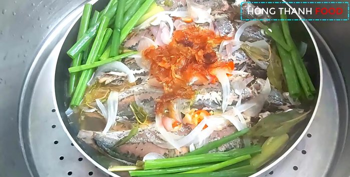 Thêm hành lá vào hấp cá trong 2-3 phút cuối.