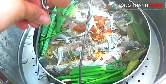 Lấy cá ra, rắc mỡ hành lên trên.