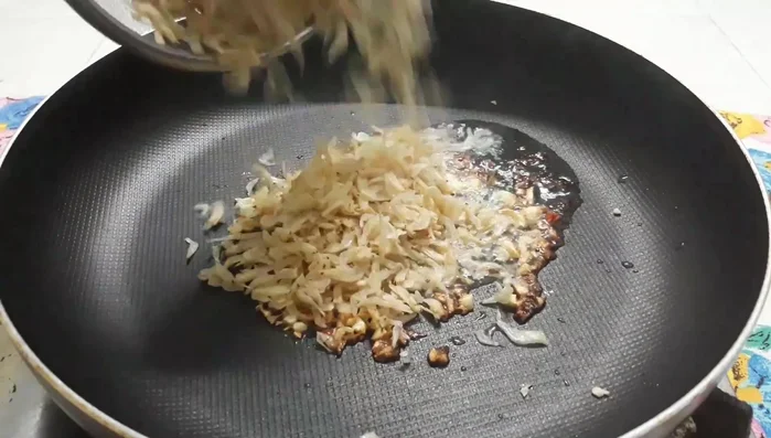 Cho ruốc khô vào chảo, phi thơm với dầu ăn.