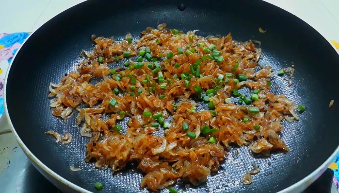 Thêm ớt và hành lá vào, đảo đều. Tắt bếp.