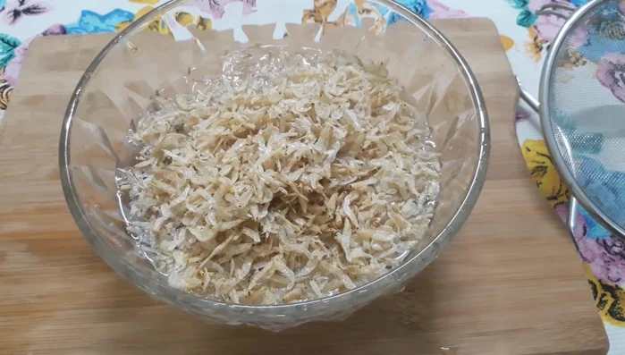 Rửa sạch ruốc khô, bỏ những phần bị hỏng. Băm nhỏ ruốc.