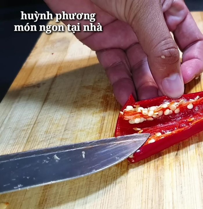Băm nhỏ tỏi và ớt sừng (bỏ hạt).