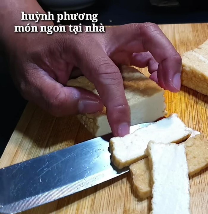 Cắt đậu hũ thành lát mỏng vừa phải.