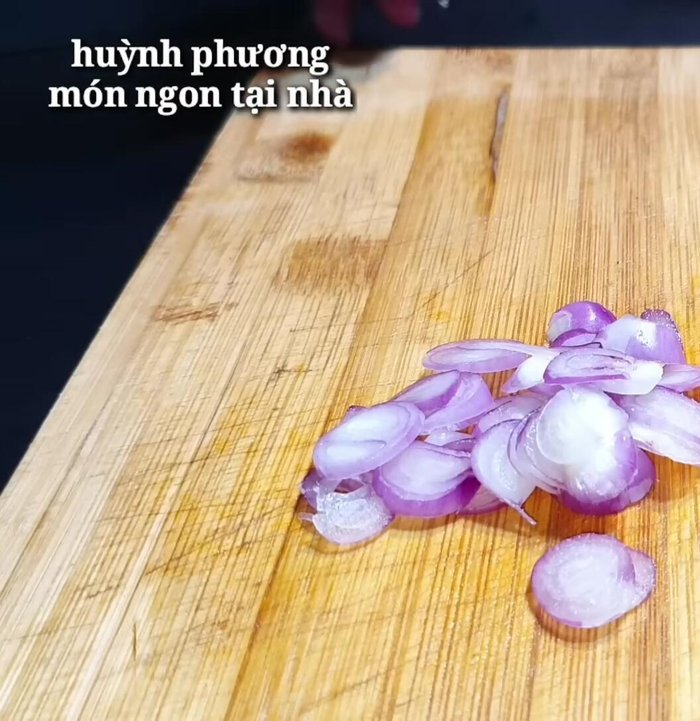 Xắt mỏng hành tím.