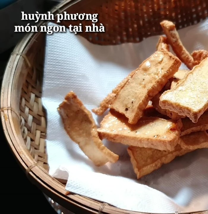 Lót giấy thấm dầu cho đậu hũ.