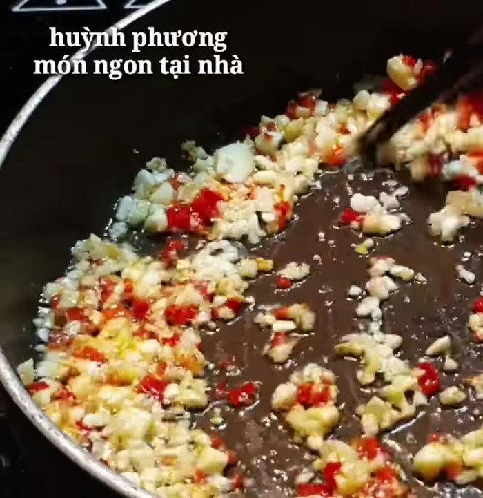 Đun nóng dầu trong chảo, phi thơm tỏi ớt.