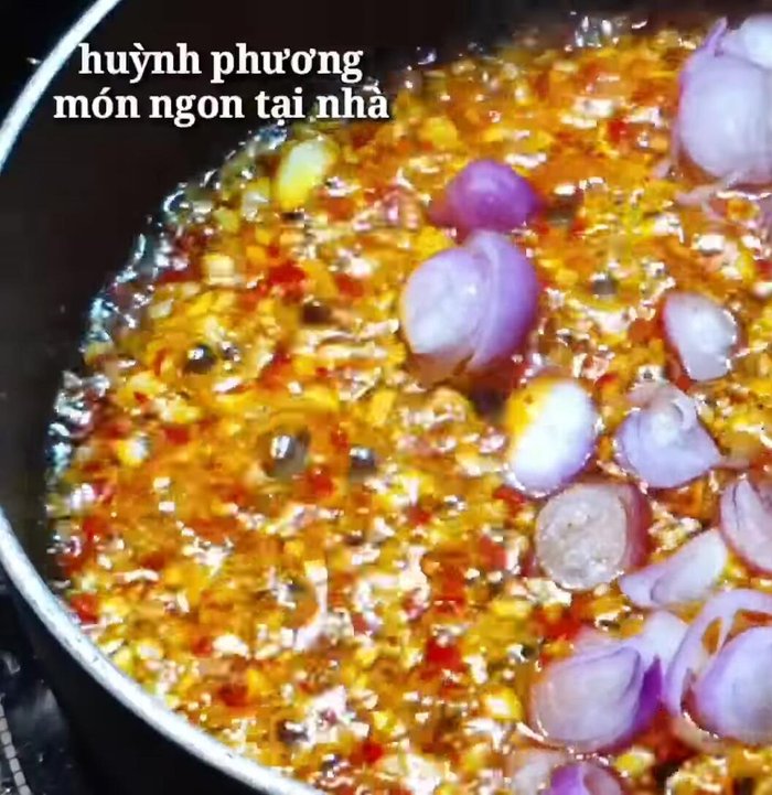 Cho hành tím vào, hạ nhỏ lửa.