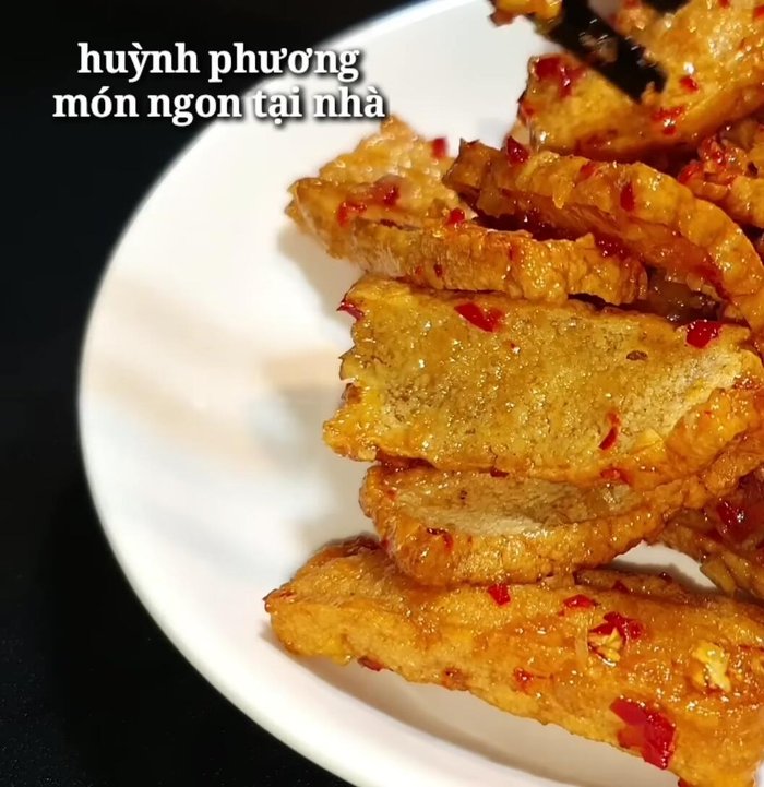 Trình bày món ăn cùng dưa leo và rau thơm.