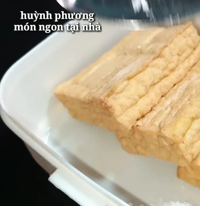 Ngâm đậu hũ vào nước muối pha loãng khoảng 10-15 phút để sát khuẩn và làm mềm đậu hũ.