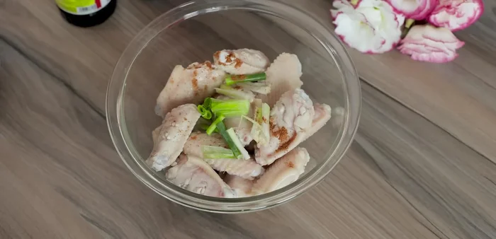 Ướp cánh gà với hành lá đập dập, bột ngũ vị hương, nước tương, dầu hào. Bóp đều để gia vị thấm (114.88)
