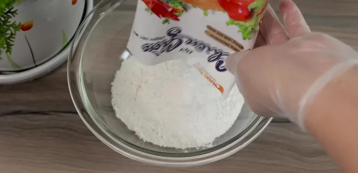 Pha bột chiên giòn với nước (2/3 chén), 1/4 quả chanh, 1 muỗng cà phê nước cốt chanh, mè và 1/4 muỗng cà phê dầu ăn. Khuấy đều đến khi hỗn hợp hơi sệt (167.2)