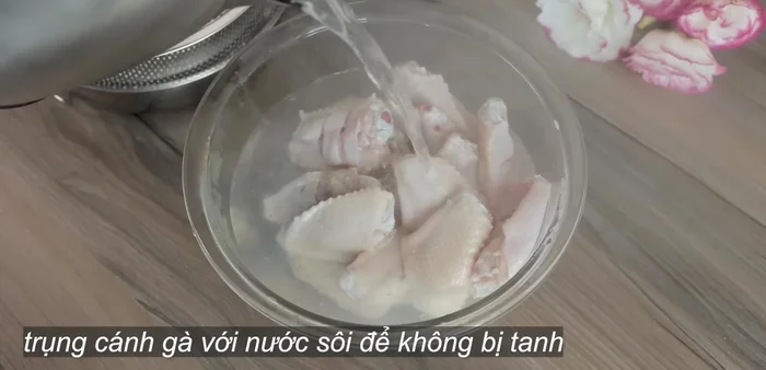 Trụng sơ cánh gà qua nước sôi để loại bỏ mùi tanh (84.24)