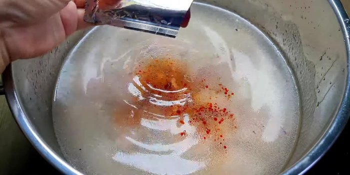 Đổ 1 lít nước vào nồi, cho gói gia vị mì cay Hàn Quốc (bao gồm cả gói sốt cay), đường, bột ngọt, muối, tương ớt Hàn Quốc vào khuấy đều.