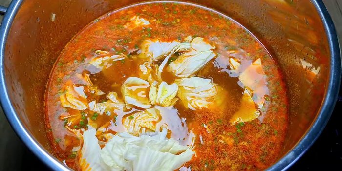 Đun sôi nước dùng, cho cải thảo vào.