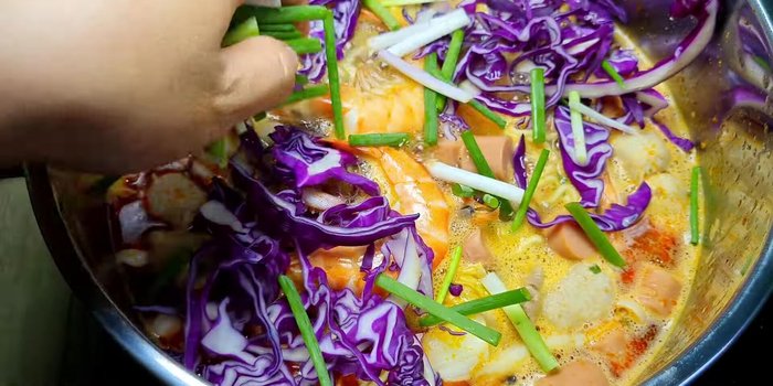 Rắc hành lá cắt khúc lên trên.