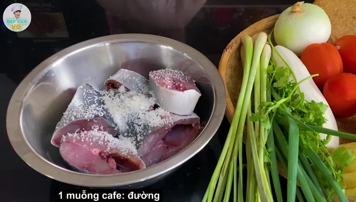 Ướp cá với hạt nêm, muối, đường, nước mắm, tiêu và hỗn hợp hành tỏi ớt xay nhuyễn. Để khoảng 15 phút.