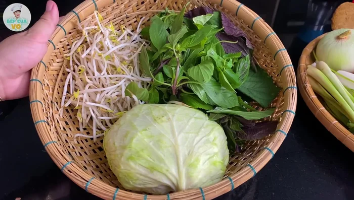 Chuẩn bị các loại rau ăn kèm: bắp cải, rau thơm, ngò rí (ngâm nước cho tươi), cà chua cắt múi cau, thơm cắt miếng vừa ăn.