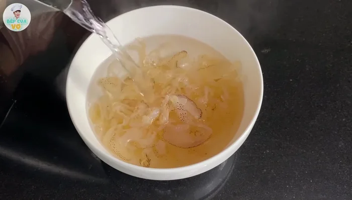 Trụng sứa qua nước sôi 2 phút, để ráo.