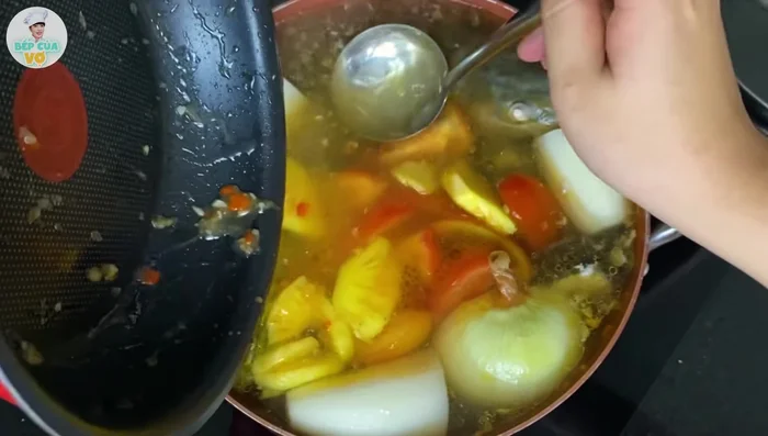 Cho nước chấm, cà chua thơm đã xào vào nước dùng. Nêm nếm lại cho vừa ăn. Thêm chả cá vào khi nước dùng đã sôi.