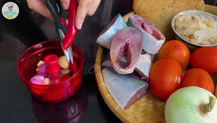 Cá cắt khúc, làm sạch, rửa qua nước muối loãng để khử mùi tanh. Cắt sả (hoặc ớt) cho vào cối xay cùng hành tỏi.