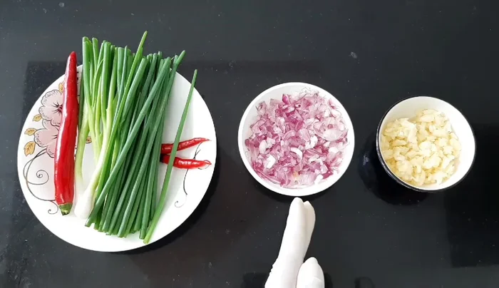 Sơ chế nguyên liệu khác: Băm nhỏ hành tím, tỏi. Thái nhỏ ớt, hành lá (để riêng một ít hành lá khi kho xong).