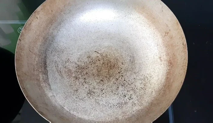 Phi thơm hành, tỏi, ớt: Cho dầu ăn vào chảo nóng, phi thơm hành tím, tỏi và ớt.