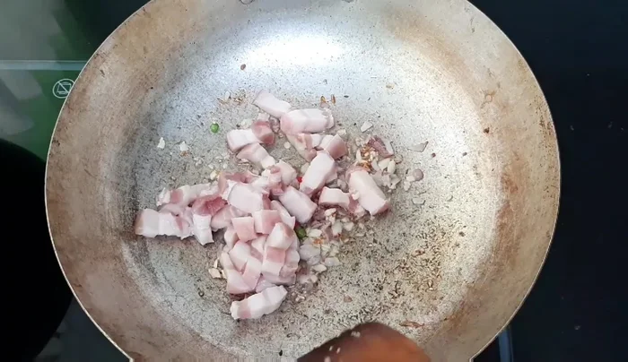 Xào thịt ba chỉ: Cho thịt ba chỉ vào xào săn.