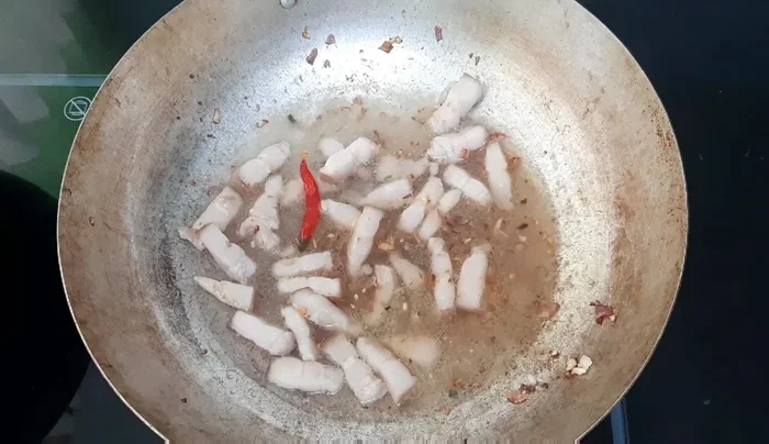 Cho cá vào kho: Cho cá vào chảo, thêm nước lọc, gia vị (đường, hạt nêm, bột ngọt, tiêu, nước mắm, nước màu).