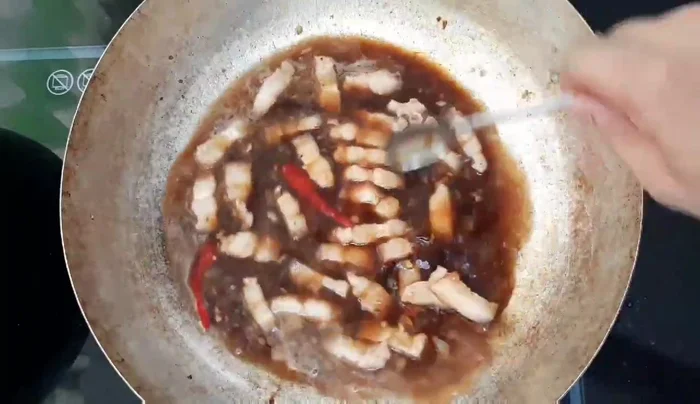 Đun sôi, hạ lửa nhỏ: Đun sôi, sau đó hạ lửa nhỏ, kho khoảng 10-12 phút cho cá thấm gia vị, nước sốt keo lại.