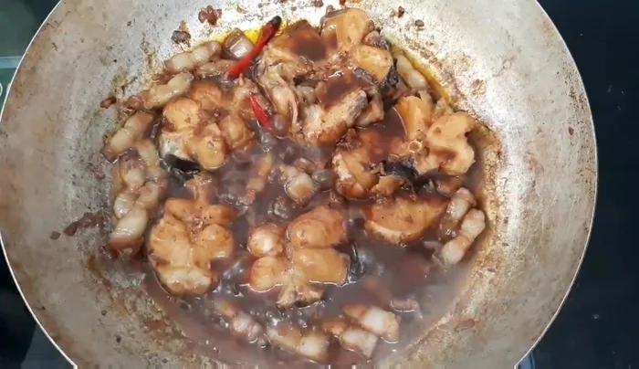 Thêm hành lá: Khi cá chín, cho hành lá thái nhỏ vào, kho thêm 1 phút.