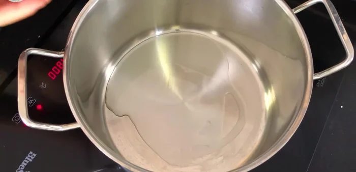Bắc nồi lên bếp, cho dầu ăn vào. Khi dầu nóng, phi thơm hành tây.