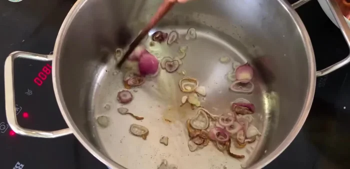Cho gà vào xào đến khi vàng, sau đó cho tất cả phần gà đã ướp vào xào đều.