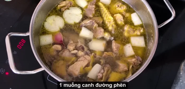 Cho củ cải đỏ vào, nêm nếm với đường phèn, hạt nêm, muối, bột ngọt. Nấu thêm một lúc cho gà mềm.