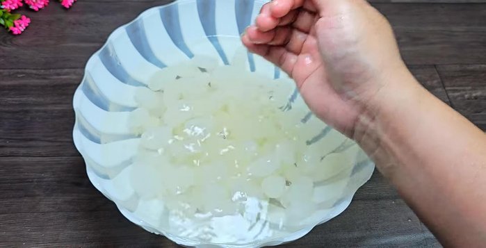 Cắt hoặc băm nhuyễn khóm.