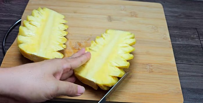 Trộn hạt đác với đường phèn, muối, và khóm. Ướp hỗn hợp và phơi nắng khoảng 3 giờ cho đường tan và ngấm vào hạt đác.