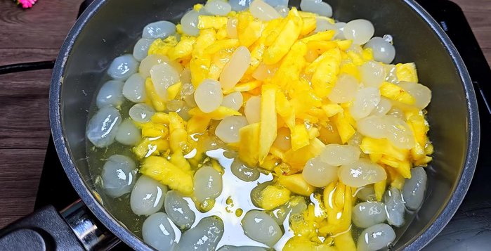 Cho hỗn hợp hạt đác vào chảo, đun lửa lớn cho sôi. Sau đó, giảm lửa vừa và sên từ từ, đảo đều tay cho đến khi nước đường sánh lại và hạt đác dẻo, trong, không còn nước.