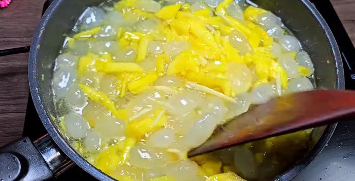 Thêm gừng cắt sợi vào chảo khi sên để tăng hương thơm (tùy chọn).