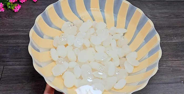 Rửa sạch hạt đác, ngâm với nước trong 30 phút cho hạt đác trắng và mềm hơn.