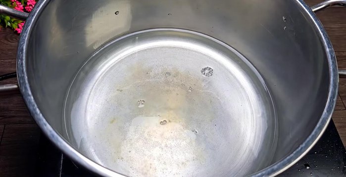 Luộc hạt đác với 1 lít nước, 1 muỗng canh nước cốt chanh, 2 muỗng cà phê muối trong 3 phút. Vớt ra, rửa sạch lại với nước.