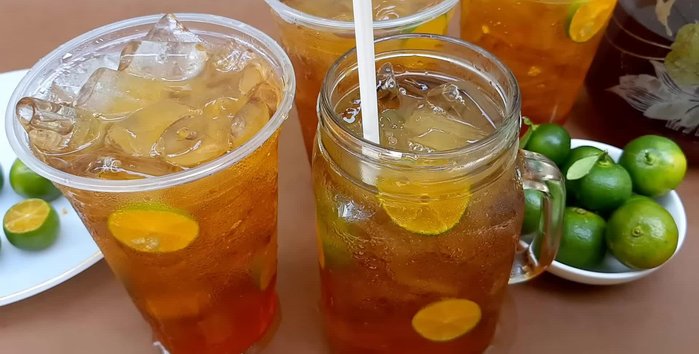 Chuẩn bị nguyên liệu: 300g tắc, 10g trà lá, 4 gói trà túi lọc, đường, 1,5 lít nước.