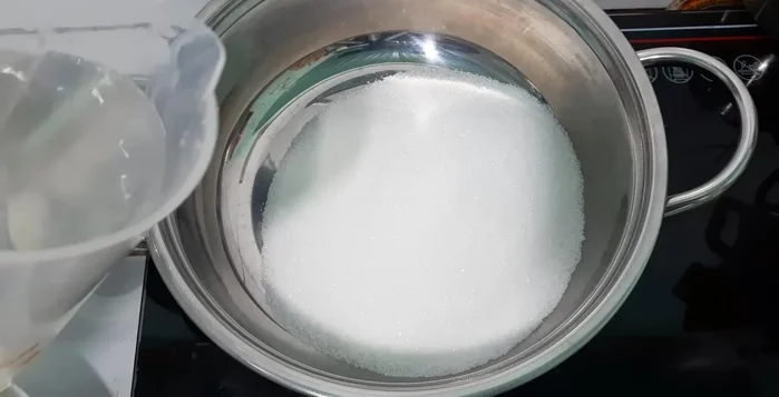 Nấu nước đường: Đun sôi 0.5 lít nước với đường đến khi đường tan hết, tắt bếp. (165.87)