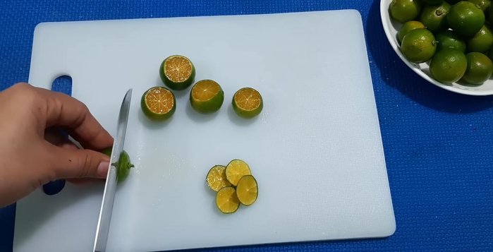 Cắt tắc: Cắt lát tắc mỏng để trang trí, phần còn lại cắt múi cau. (188.6)