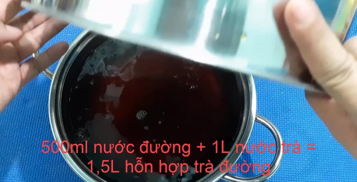 Trộn trà và nước đường: Trộn đều nước trà đã lọc với nước đường. Nếu bảo quản, chia trà và nước đường vào 2 chai riêng biệt. (291.5)