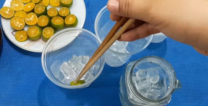 Pha trà tắc: Cho đá vào ly, thêm vài lát tắc trang trí, rồi cho hỗn hợp trà và nước đường vào, khuấy đều. (351.52)