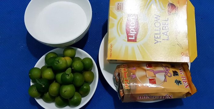 Pha trà: Cho 10g trà lá và 4 gói trà túi lọc vào ấm, chế 1 lít nước sôi, đậy nắp ủ 10 phút. (139.2)