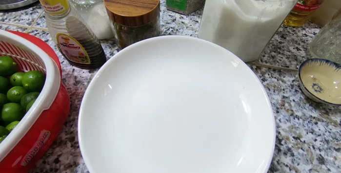 Pha trà: Cho khoảng 5 gói trà vào 1 lít nước sôi, đậy nắp ủ khoảng 20 phút cho trà ngấm đều. (Có thể dùng trà Lipton hoặc loại trà ngon khác)