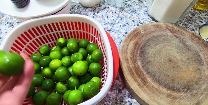 Cắt tắc: Cắt khoảng 20-25 quả tắc thành từng lát mỏng (khoảng 300g cho 5 ly). Lưu ý: Cắt tắc ngay trước khi pha để giữ mùi thơm.