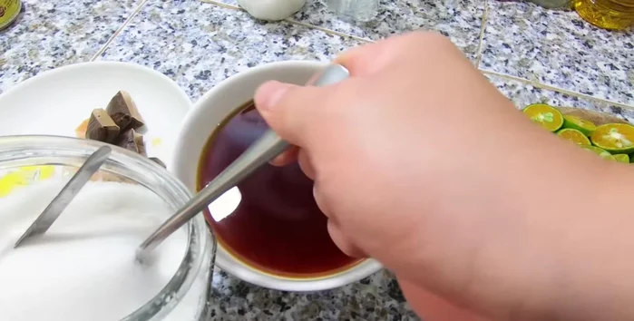 Hoà tan đường: Cho khoảng 12 muỗng canh đường (tương đương 250g) vào trà đã ủ, khuấy đều cho đường tan hết.